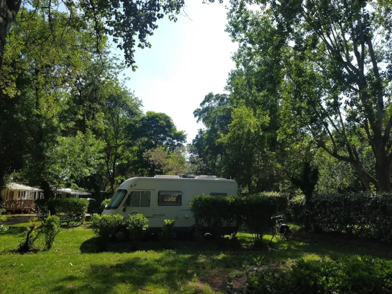 Emplacement Pour Un Randonneur Seul, À Pied Ou En Vélo.