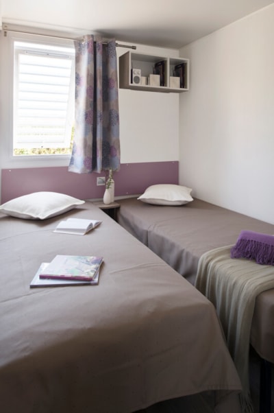 Mobil-home Standard 32m² (3 bedrooms) + TV + Covered Terrace - Sunday arrival + BBQ — 4