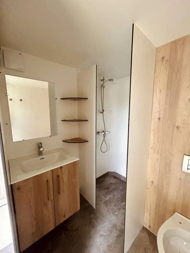 New // Forfait Premium Équipé De Sanitaires Privatifs - Raccordement Électrique + Véhicule