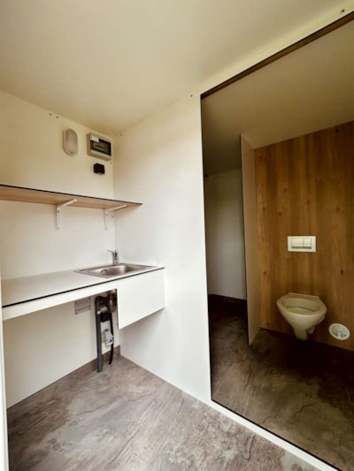 NEW // Premium package with private bathroom - electric hook-up + vehicle — 3