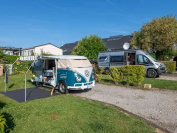 Emplacement - Forfait Confort Camping-Car Uniquement  - Raccordement Électrique + Véhicule - Flower Camping Vitamin