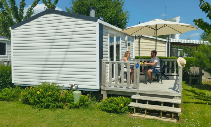 Mobilheim Standard 18m² (1 Schlafzimmer) + TV + Terrasse + BBQ