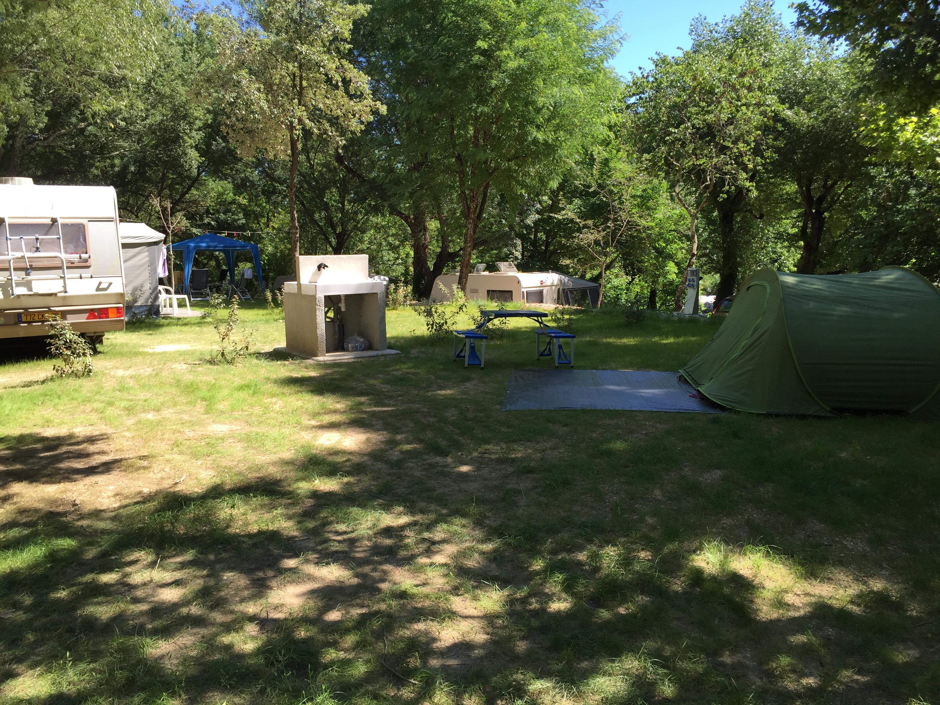 Emplacement - Forfait 2 Personnes (Emplacement Tente, Caravane, Voiture, Douche, Eau Chaude) - Camping Le Pequelet