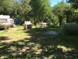 Emplacement - Pitch : car + tent or caravan - Camping Le Pequelet