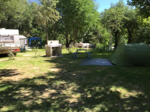 Kampeerplaats(en) - Standplaats: Auto + Tent Of Caravan - image n°1 - Camping Le Pequelet