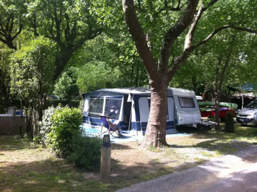 Kampeerplaats(en) - Standplaats: Auto + Tent Of Caravan - image n°2 - Camping Le Pequelet