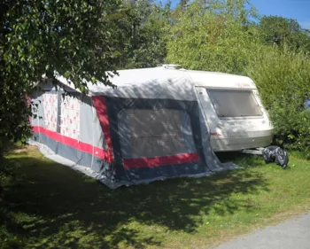 Stellplatz - Pauschale B: Stellplatz Mit Strom - - Camping Les Jardins de l'Atlantique