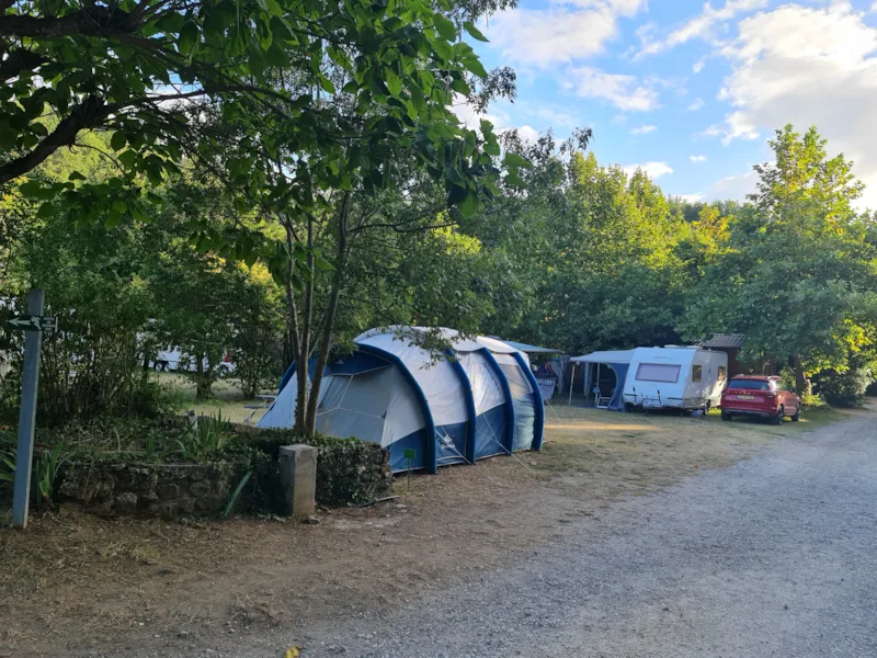 Emplacement Tente Ou Caravane, Voiture