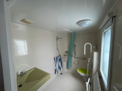 Mobil-home HELIOS adapted to the people with reduced mobility 2 bedrooms + Tv + opened terrace + wifi for 1 device
