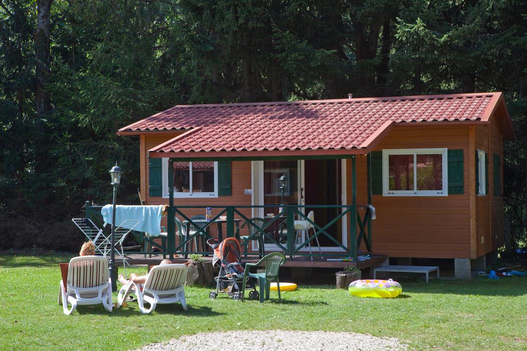Chalet Country Lodge (35m²), 2 chambres, sdb et terrasse couverte.