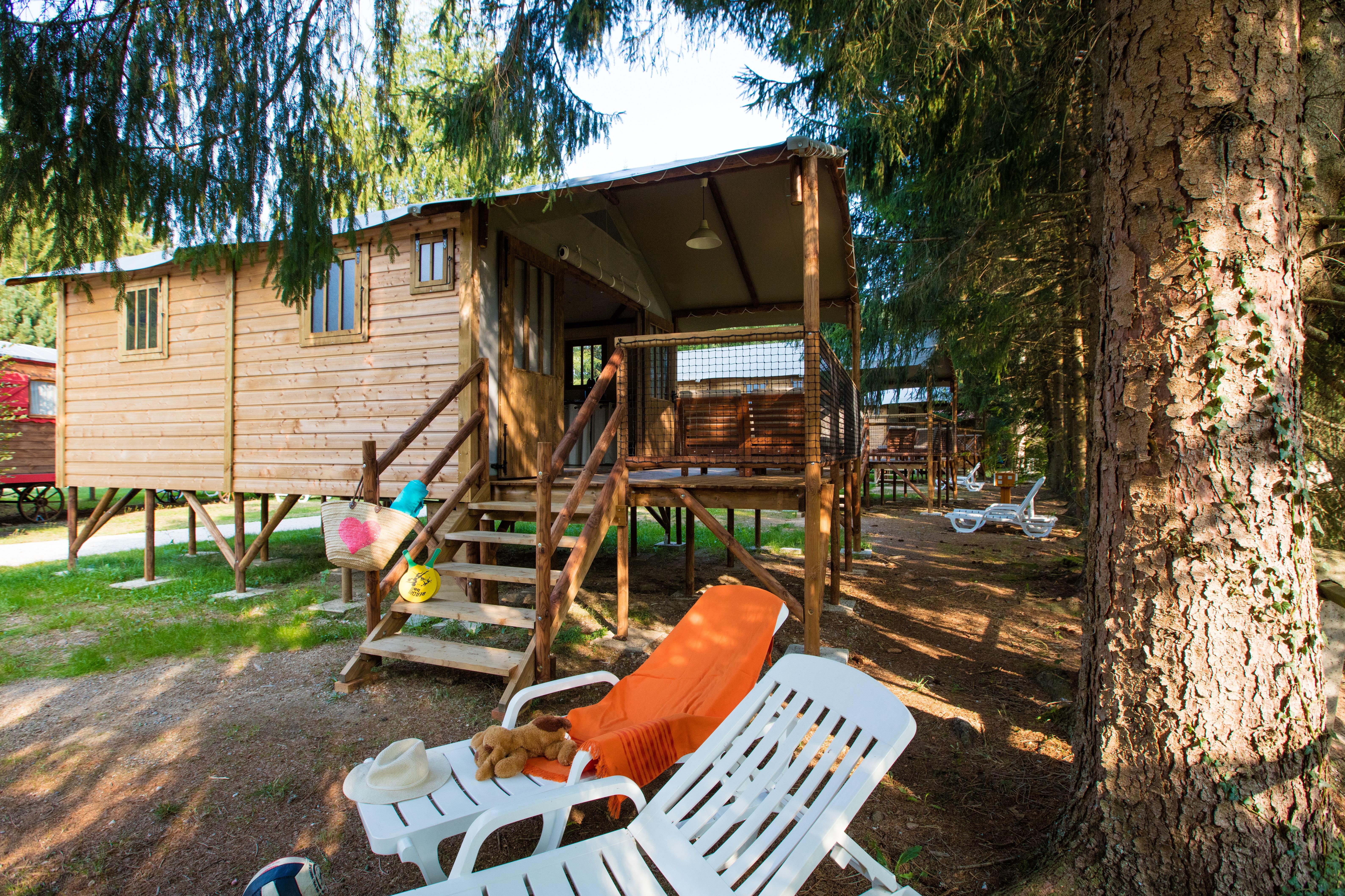 Safari Lodge, a charming wooden cabane, glamping, comfortable and exotic.