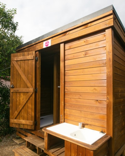 CAMP-SITE PITCH WITH PRIVATE SANITARY — 5