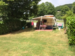 Kampeerplaats(en) - Package Nature Plus (2 Personen - Camper Of 1 Auto + 1 Tent/Caravan) + Elektriciteit - Le Moulin du Bleufond