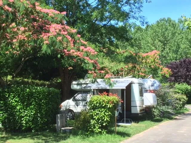 Forfait Nature Plus - Ce Tarif Comprend 2 Personnes Avec Électricité - 1 Camping-Car Ou 1 Tente/Caravane Avec 1 Véhicule