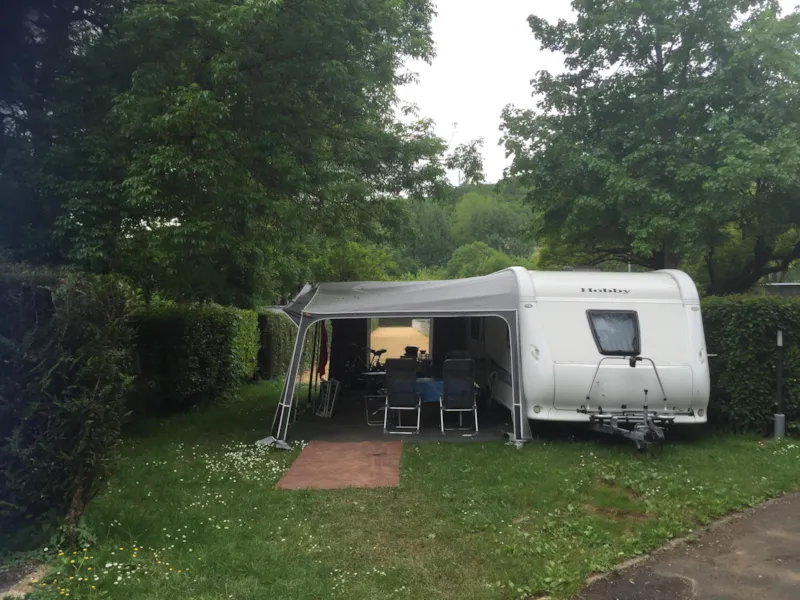 Forfait Confort - Ce Forfait Comprend Électricité + 1 Camping-Car Ou 1 Véhicule Avec 1 Tente/Caravane + Eau Potable + Évacuation Eaux Usées