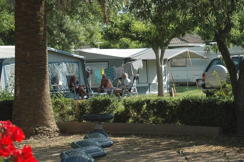 Standplaats tent, caravan of camper / auto / moto/ elektriciteit 10A+ wateraansluiting en afvalwateraansluiting