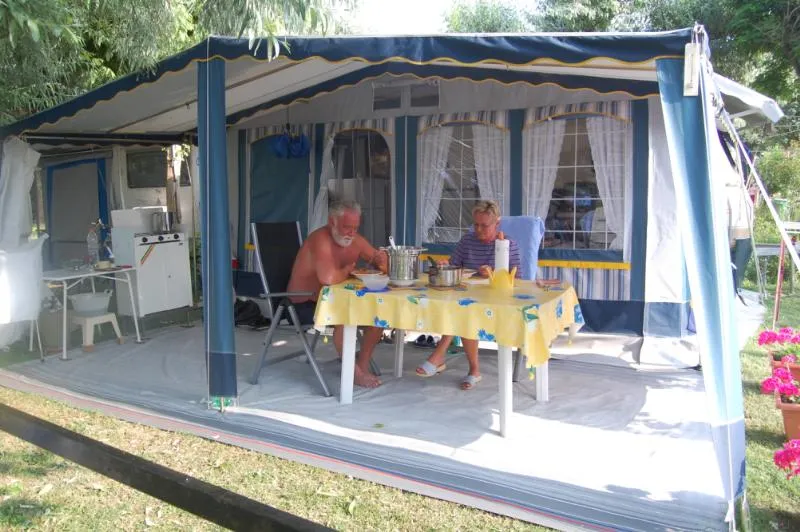 Emplacement Basic Auto Tente/Caravane - 1 Personne Incluse Dans Le Prix