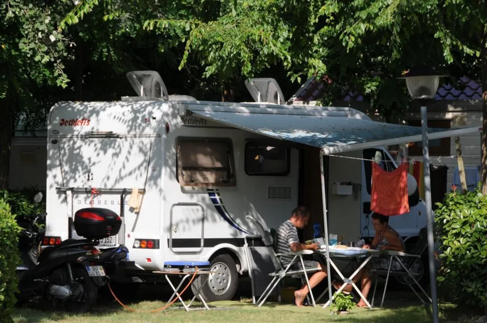 Standplaats Plus Auto tent/caravan - 1 persoon in de prijs inbegrepen