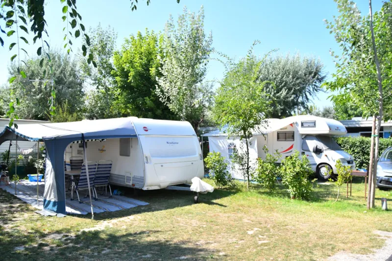 Emplacement Standard Auto Tente/Caravane - 1 Personne Incluse Dans Le Prix