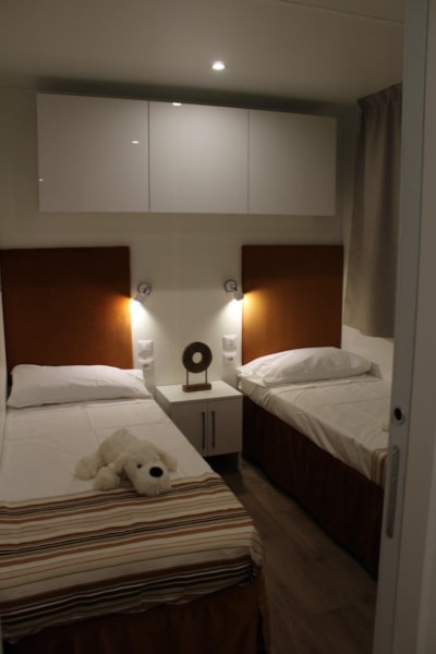 MOBILE-HOME ELEGANCE — 5