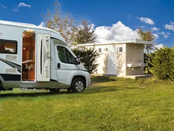 Stellplatz - Stellplatz Plus  Comfort Wagen Wohnwagen/Wohnmobil - - Villaggio Camping Adria
