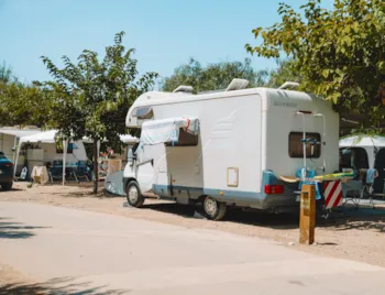 Stellplatz - Standard Stellplatz Mit Strom, Wasser Und Abwasser - Camping El Portus