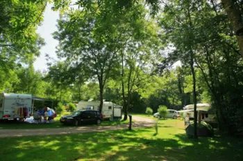 Stellplatz - Confort Stellplatz - Camping Domaine de  l'Epinette