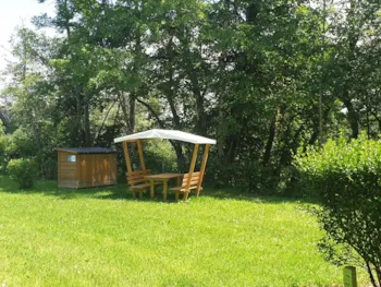 Stellplatz - Stellplatz "Confort Premium" - Camping Domaine de  l'Epinette