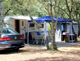 Emplacement - Forfait Emplacement (Voiture Caravane / Camping-Car Ou Tente) + 2 Personnes Inclues Sans Électricité - Camping Les Chênes