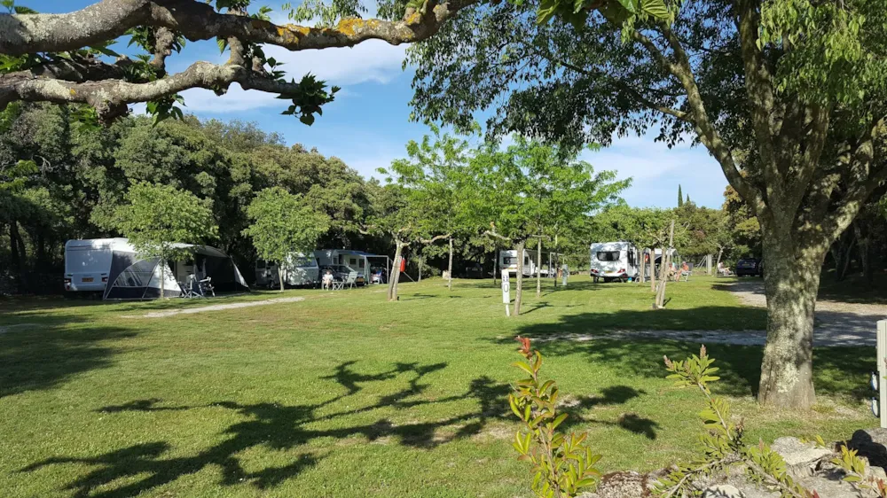 Emplacement - Forfait Ffcc Adac Anwb (Présentation Carte Obligatoire) 2 Personnes - Electricité 10A - 1 Chien - Camping Les Chênes