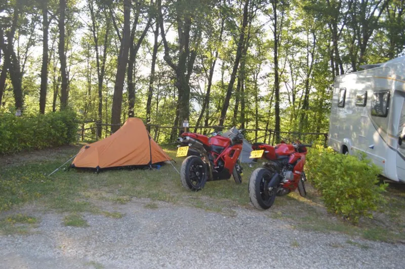 Emplacement Pour Voiture Ou Moto Et Tente