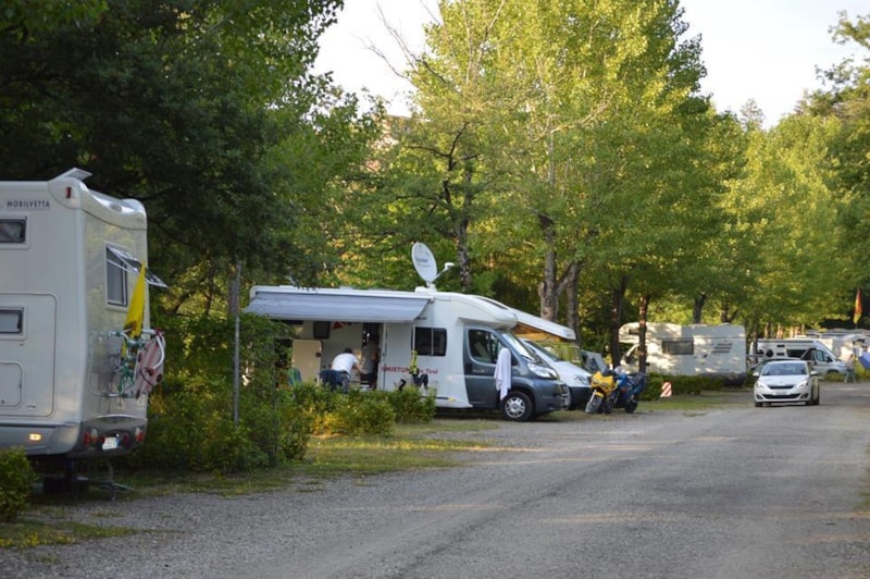 Emplacement pour voiture et caravane