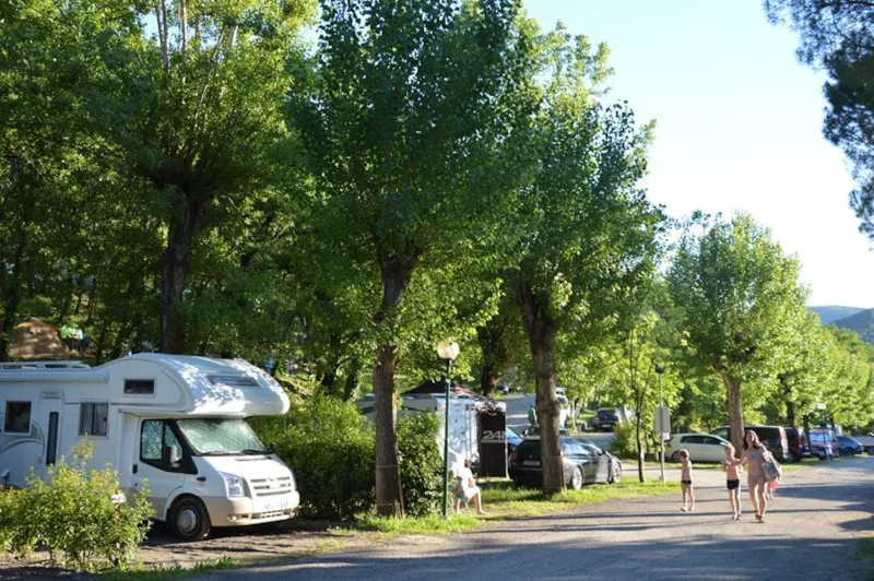 Emplacement Pour Voiture Et Caravane