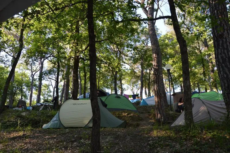 Emplacement Pour Voiture Ou Moto Et Tente