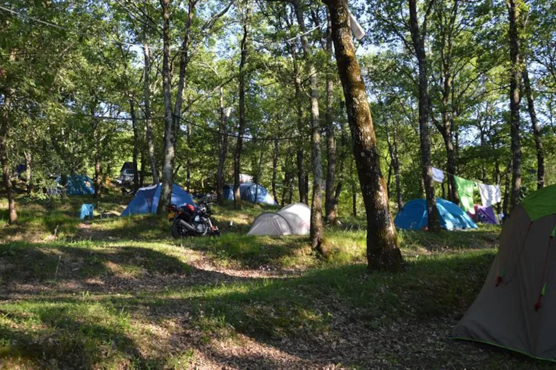 Emplacement Pour Voiture Ou Moto Et Tente