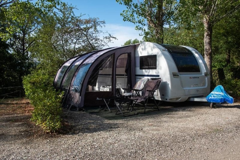 Stellplatz für Auto und Wohnwägen