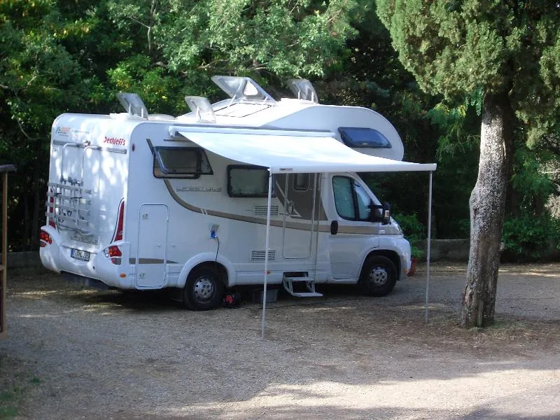Caravane Et Auto / Camper / Caravane Pilante -L’Électricité, Est Comprise Seulement Caravane /Camper