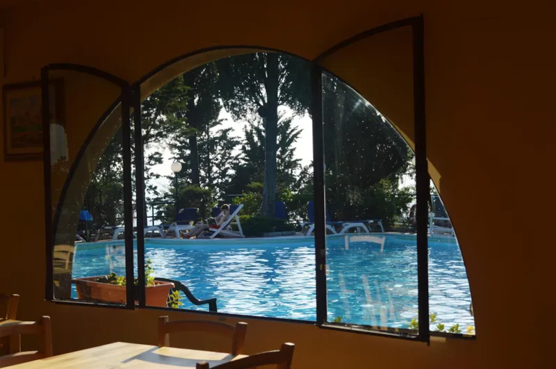 Caravane Et Auto / Camper / Caravane Pilante -L’Électricité, Est Comprise Seulement Caravane /Camper