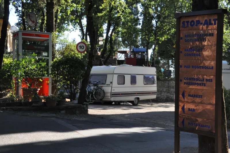 Caravane Et Auto / Camper / Caravane Pilante -L’Électricité, Est Comprise Seulement Caravane /Camper