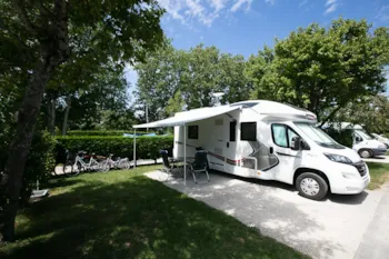 Stellplatz - Stellplatz Grand Confort - La Colombière