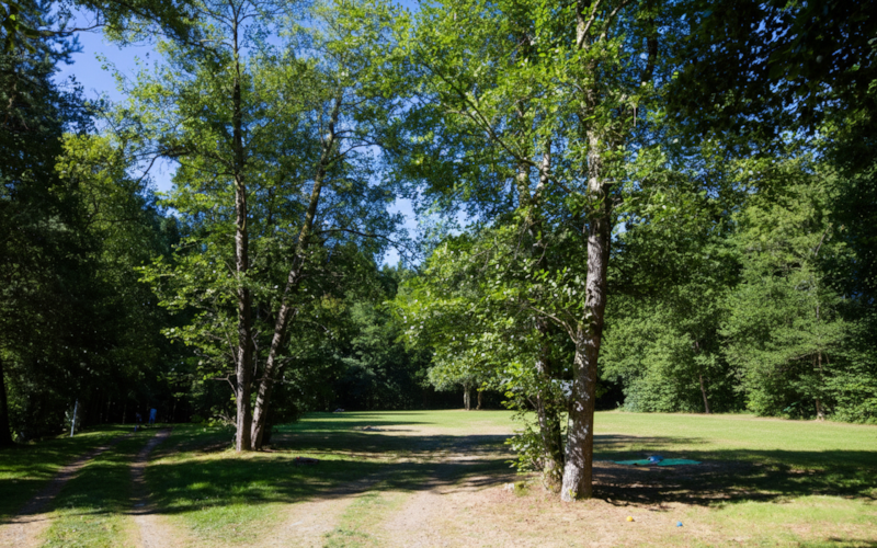 Emplacement spécialement conçu pour les tentes et les tentes-roulottes