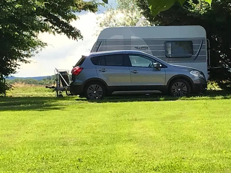 Standplaats  STANDARD voor tent, camping car, caravan (lengte max de 8m)