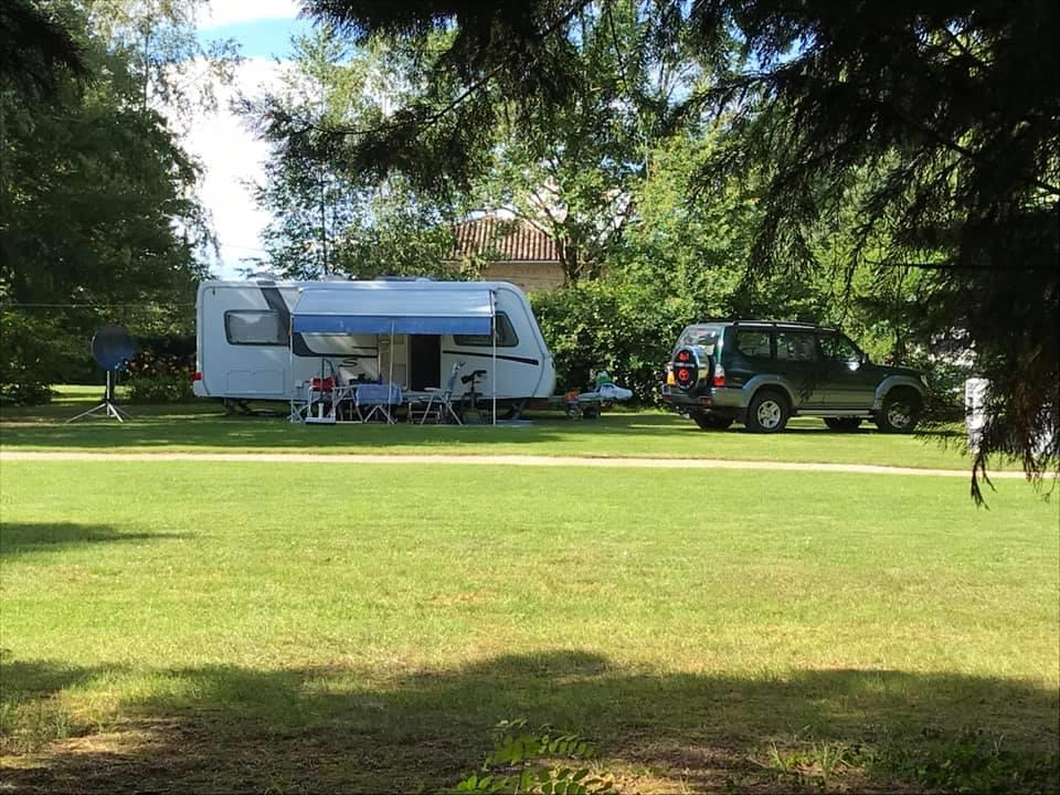 Kampeerplaats - Standplaats  Xxl Voor Tent, Camping Car, Caravan (Lengte Max De 8M) - Camping les Ripettes