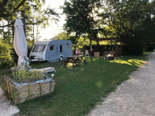 Emplacement - Emplacement Standard Caravane, Tente Ou Camping Car (Longueur Max De 8M) - image n°5 - Camping les Ripettes