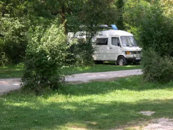 Stellplatz - Pauschale : Stellplatz + 1 Auto + Strom - Camping La Croix d'Arles