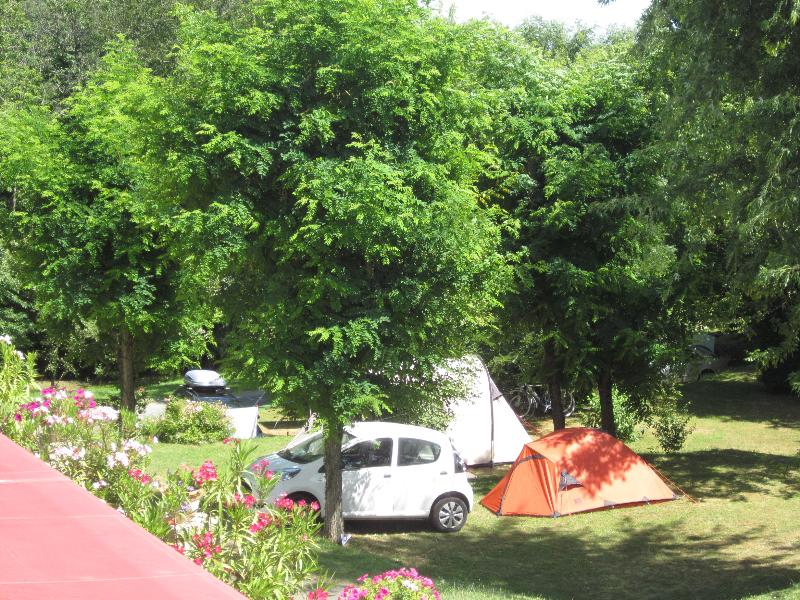 Emplacement - Forfait Confort (1 Tente, Caravane Ou Camping-Car / 1 Voiture / Électricité 10A) - Flower Camping Le Temps de Vivre