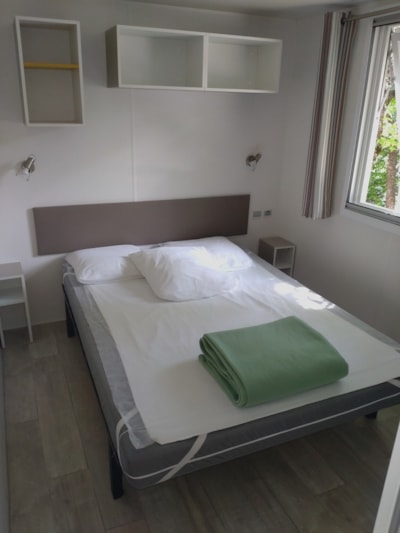 Mobile home Comfort 24 m² (2 bedrooms - TV) with sheltered terrace 9 m²