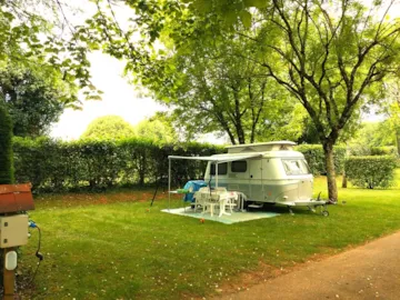 Kampeerplaats(en) - Basisprijs Comfortplaats (1 Tent, Caravan Of Camper / 1 Auto / Elektriciteit 10A) - Flower Camping LE TEMPS DE VIVRE