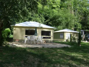 Mietunterkunft - Bungali Zelt Trigano 28M² / 2 Schlafzimmer - Terrasse (Ohne Sanitärausstattung) - Camping Du Vieux Château