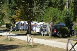 Stellplatz - Stellplatz Komfort Mit Strom 6A (Auto + Zelt/Wohnwagen Oder Wohnmobil) - Camping Du Vieux Château